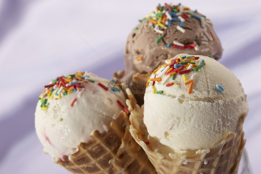 三个冰淇淋小吃宏观奶油短号食物味道圣代甜点晶圆胡扯图片
