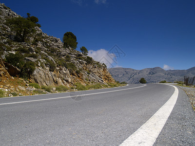 左转弯道蓝天山脉曲线街道线条背景图片