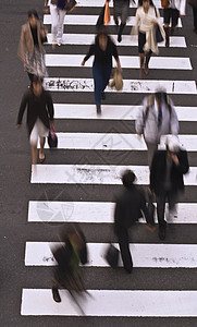 跨越街口的人多样性路口行人喧嚣运动时间男人压力成年人城市背景图片