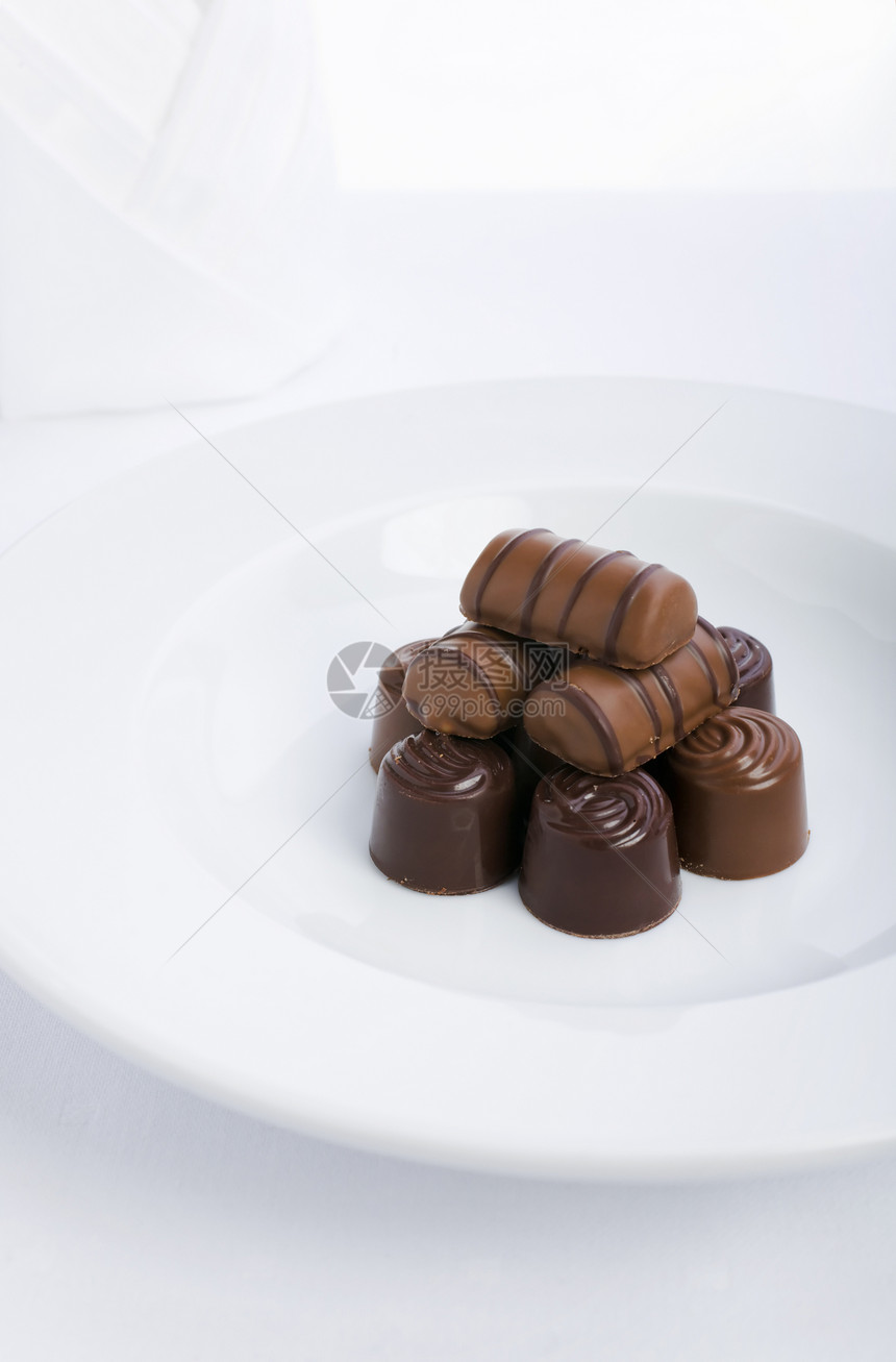 巧克力卷可可款待食物宏观棕色盘子糖果甜点牛奶图片