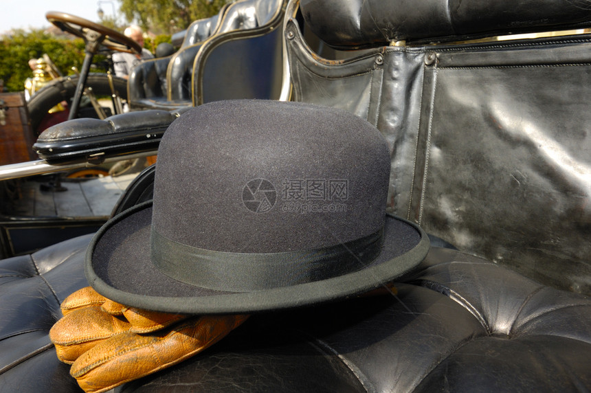 碗帽和手套衣服丝带老将黑色生活座位运输棕色静物历史性图片