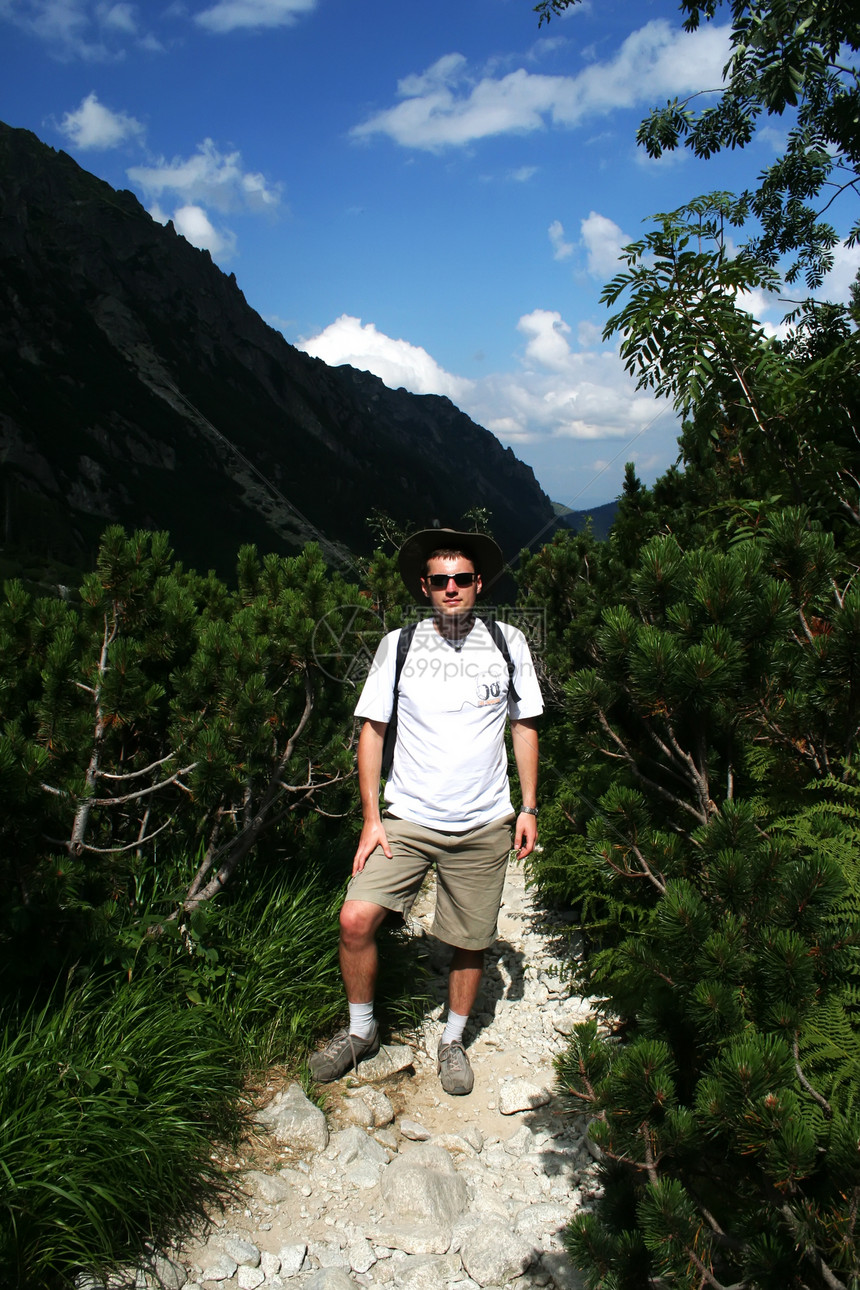 人在山上行走天空旅行岩石男性踪迹旅游绿色闲暇远足者小路图片