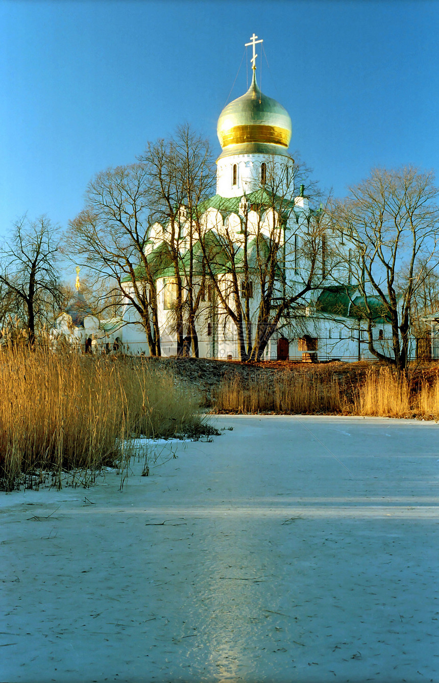 冰池附近的俄罗斯教堂图片
