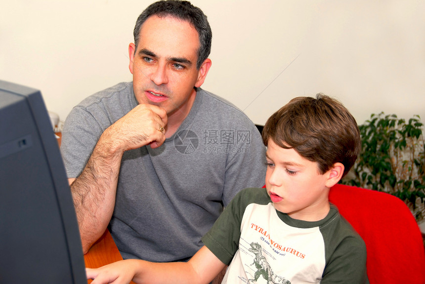 父亲儿子电脑男性教学男孩们监视器桌面童年成人互联网学习桌子图片