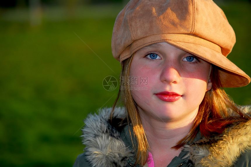 女孩肖像毛皮夹克衣服青春期女孩们帽子孩子们孩子女性蓝色图片