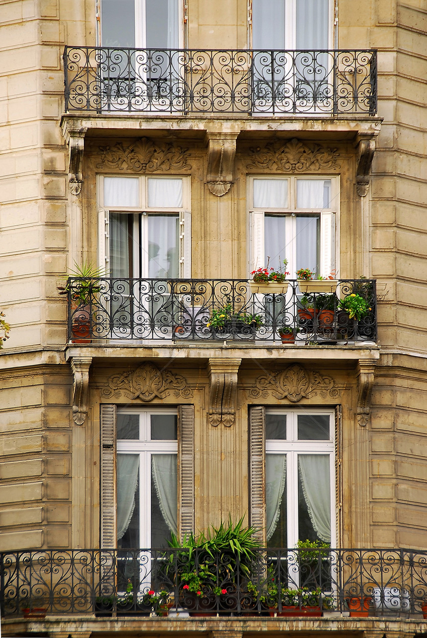 巴黎窗口公寓旅游栏杆建筑学花朵植物历史旅行游客假期图片