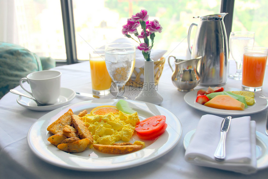 早餐朵桌布服务盘子餐巾纸瓶薯条土豆饮料酒店图片