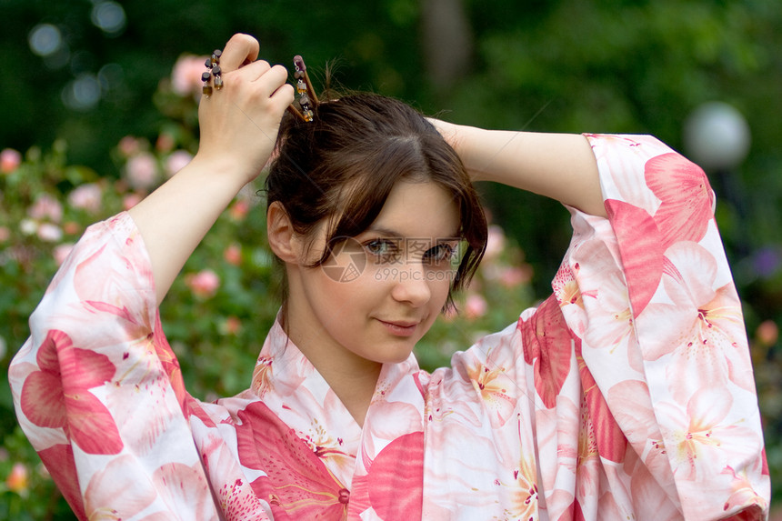 女孩在一朵花的浴田花园手势发型戏服袖子公园姿势头发手臂皮肤图片