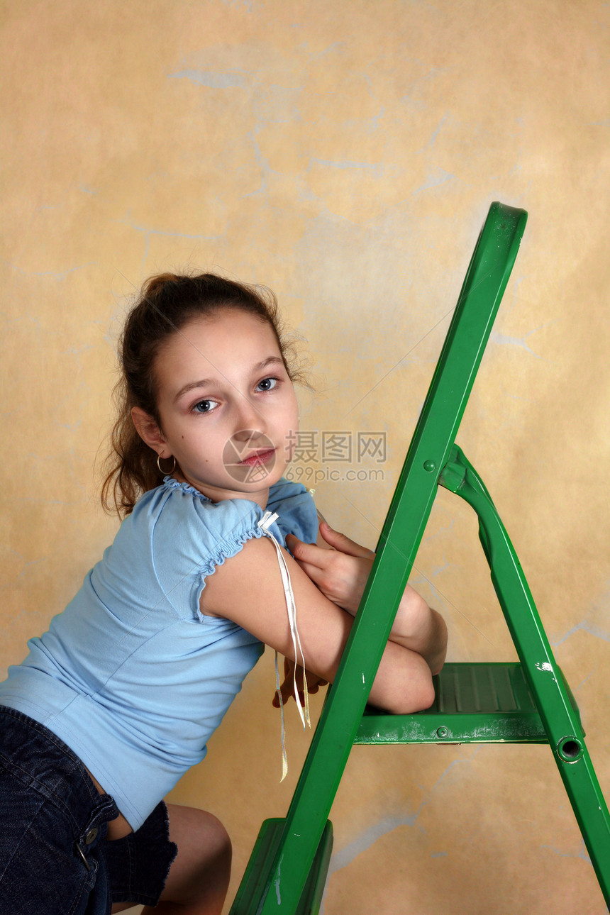 绿色梯式眼睛女孩童年孩子蓝色梯子图片