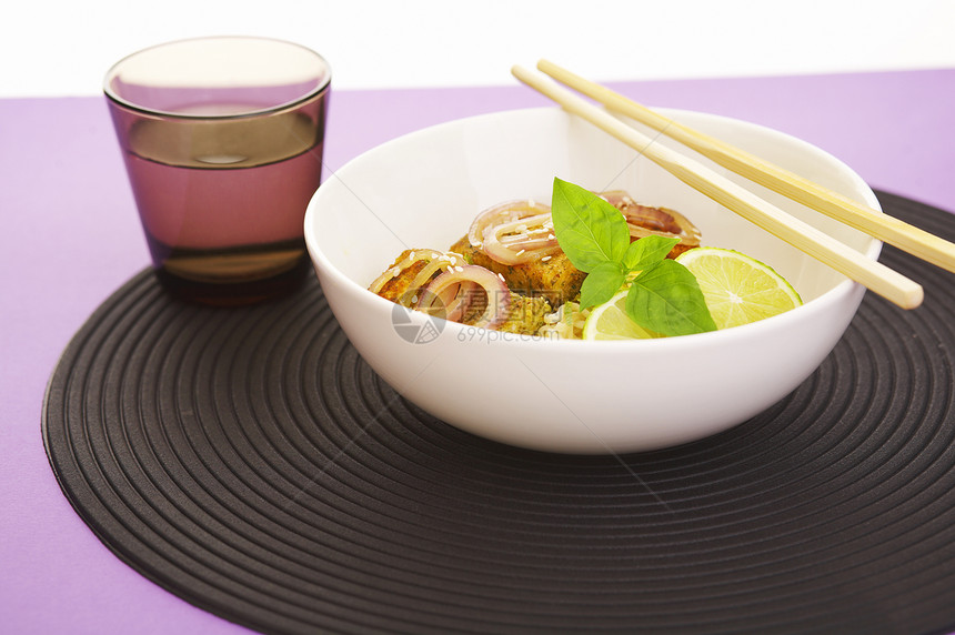 面条和鱼营养桌子洋葱食物紫色叶子邮件玻璃午餐健康图片