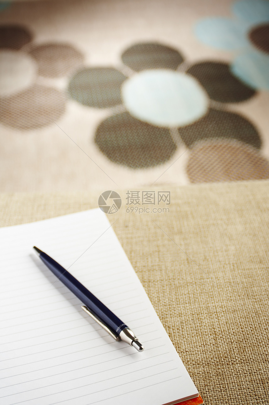 平线笔笔记本药片软垫铅笔地面长椅素描块图片