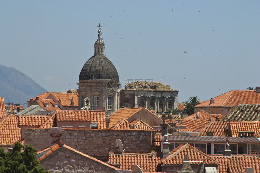 旧的橙色屋顶瓷砖卵石教会房子阁楼橙子旅行城市假期历史性黏土图片