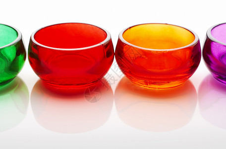 彩色杯子蜡烛反射盘子烛台红色绿色橙子背景图片