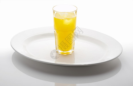 柠檬黄色玻璃饮料盘子液体苏打立方体背景图片