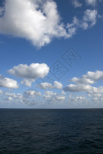 带云的海景背景图片