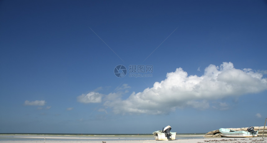 海滩上的船异国天空旅游海洋摩托艇情调沙袋支撑钓鱼热带图片