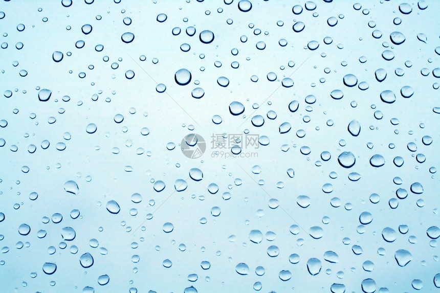 玻璃上的雨滴珠子蓝色反射液体气泡图片