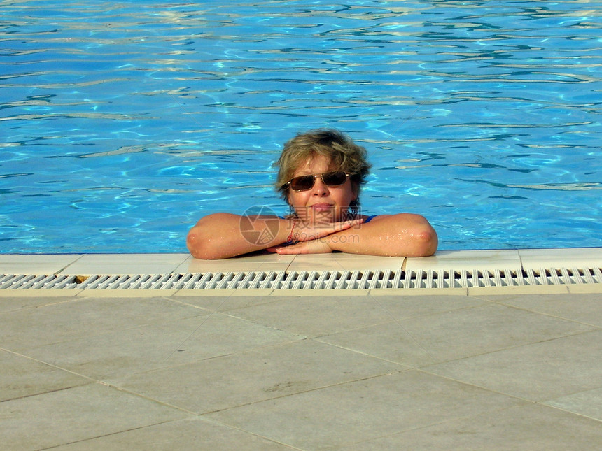 在池内蓝色游泳火鸡阳光旅游眼镜旅行假期女士图片