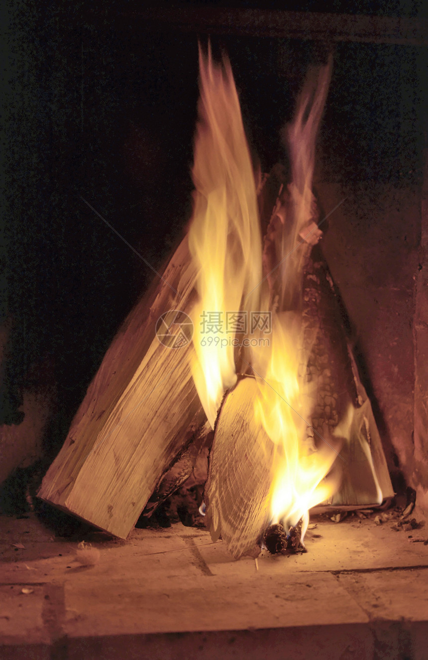 烧柴村庄火炉火焰点燃木头乡村壁炉加热房子图片