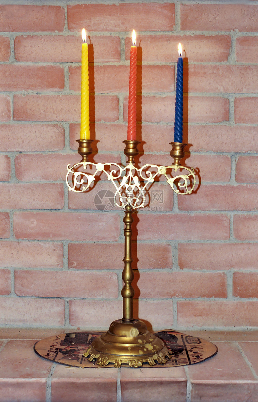 三根蜡烛放在壁炉上图片