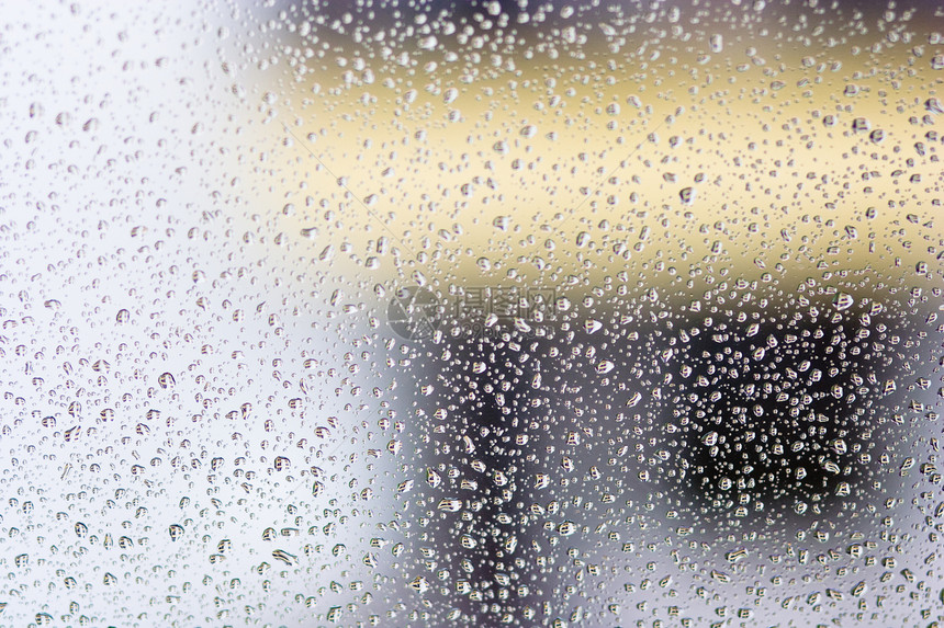 玻璃上滴水墙纸水分水滴气泡青色下雨雨滴反射液体宏观图片