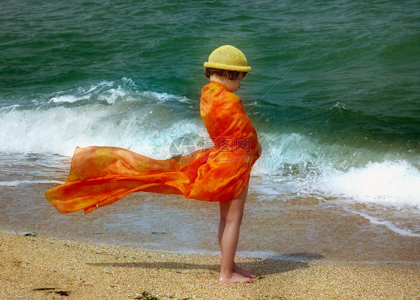 溶解儿童女性天空裙子海洋棕褐色女孩波浪帽子海滩图片