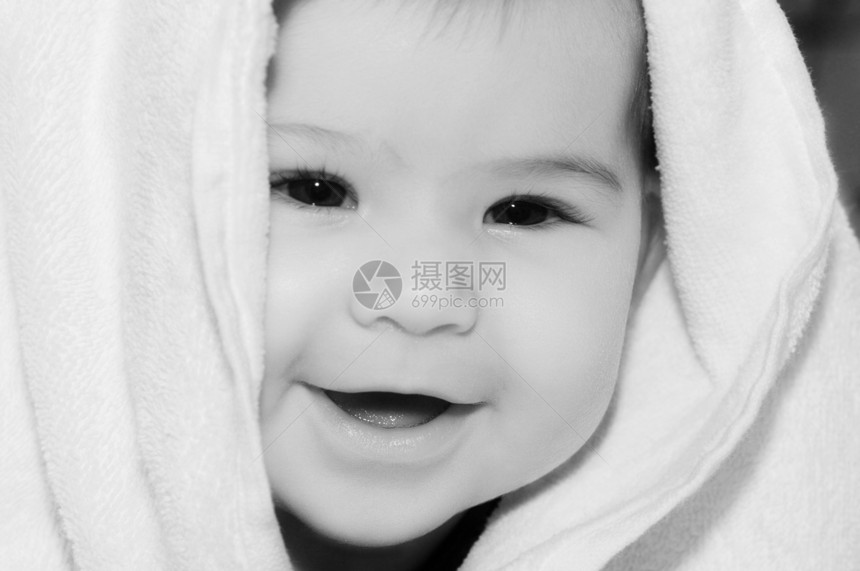 婴儿在毛毯下凝视和微笑女孩洗澡皮肤童年烘干孩子玫瑰婴儿期新生护理图片