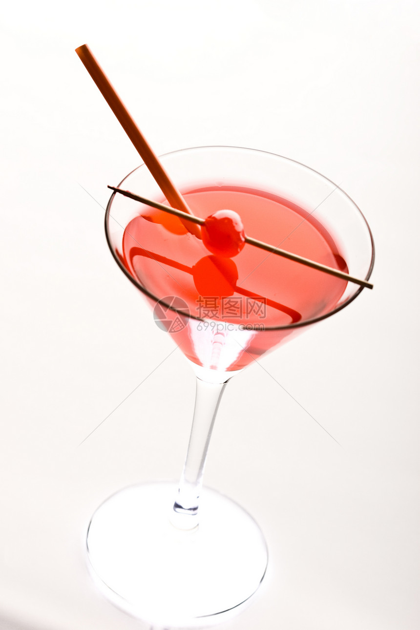 鸡尾酒加樱桃器皿红色派对玻璃饮料液体稻草图片