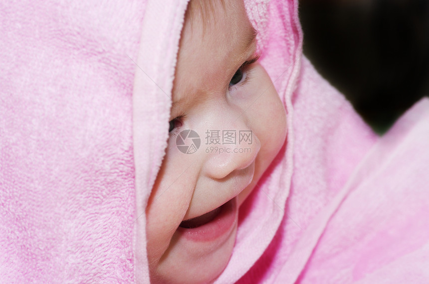 婴儿在毛毯下凝视和微笑婴儿期护理玫瑰新生毯子女孩童年洗澡烘干孩子图片