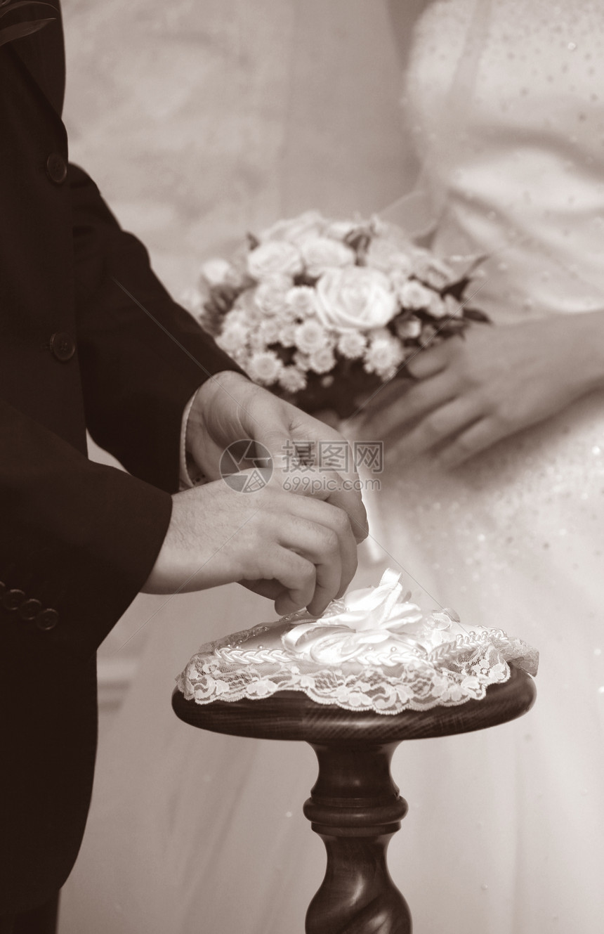 结婚时刻庆典新娘新人棕褐色合同奉献誓言婚礼家庭手指图片