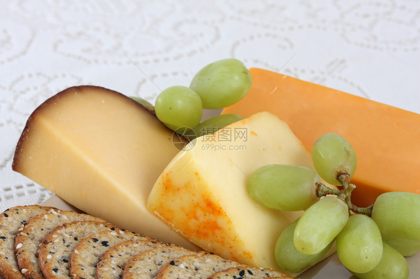奶酪和干酪饼干奶制品绿色蕾丝熟食小吃饼干吃饭午餐桌布农业图片