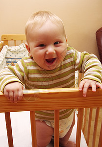 快乐的宝贝男孩男生纸尿裤黄色微笑金发孩子背景图片