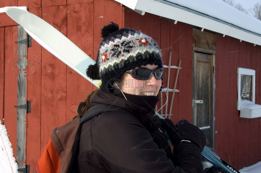 后国家滑雪运动员踪迹探索成人运动荒野女孩耳机帽子女性冒险图片
