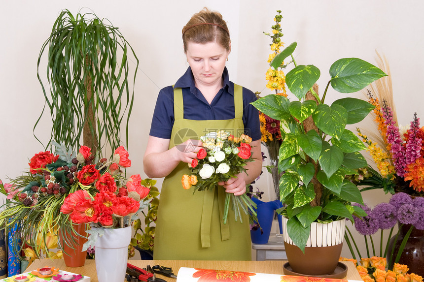 花画家植物工人花朵修剪人士商品作坊商务工作微笑图片