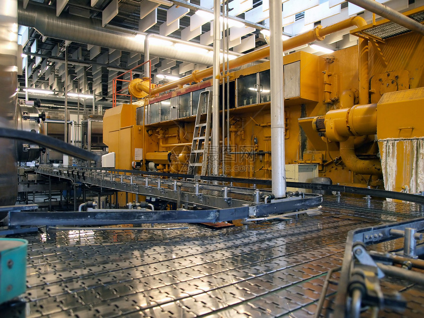 现代工厂的机械设备腰带活动工业金属输送带速度包装生产机器技术图片