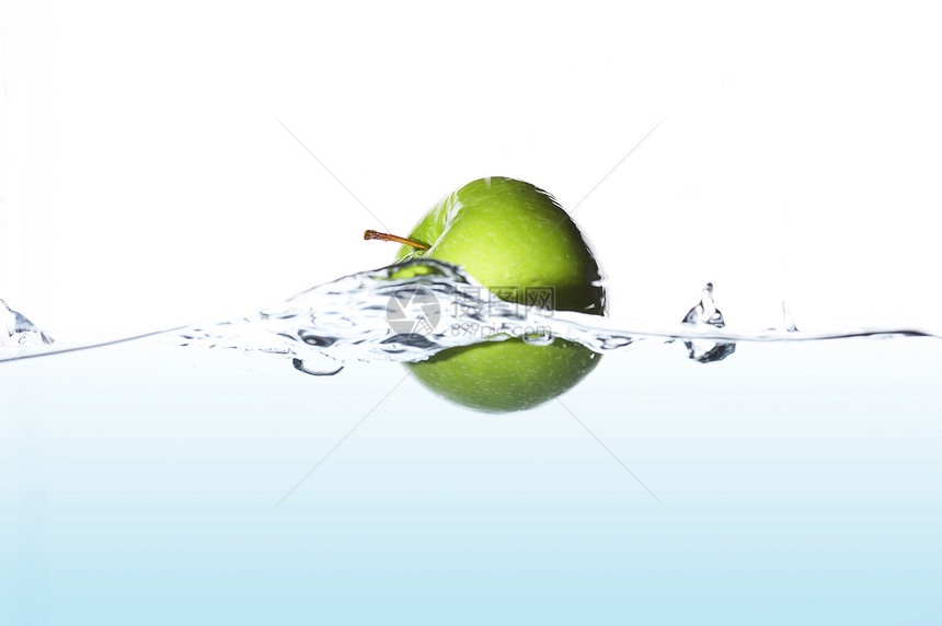 冲流苹果蓝色绿色水果海浪健康水池奶奶冲浪池塘食物图片