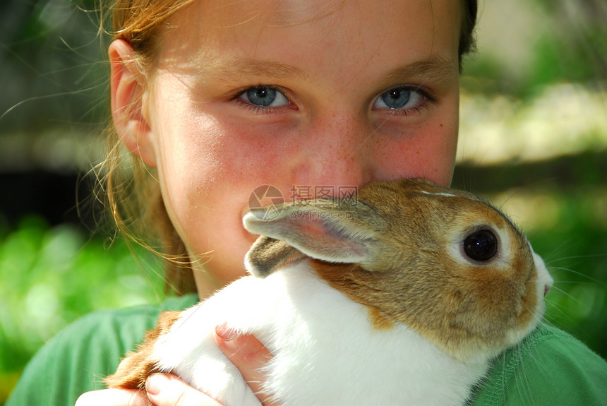 带兔子的灰色女孩们青少年孩子青春期环境童年绿色幸福友谊孩子们图片