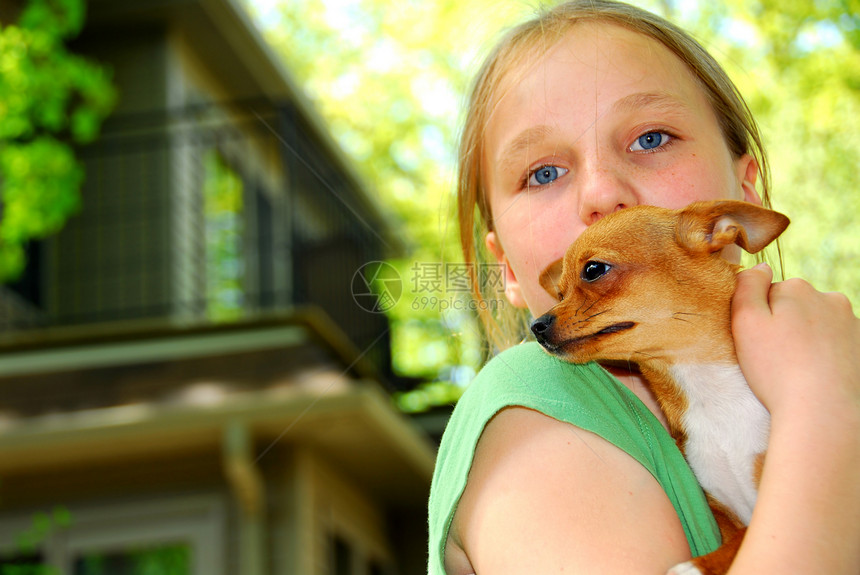 带着狗的女孩小狗幸福青春期房子孩子们孩子友谊朋友女孩们院子图片