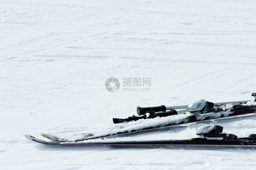 滑雪和电线杆城市骑术运输街道季节公园山脉乡村下雪胜地图片