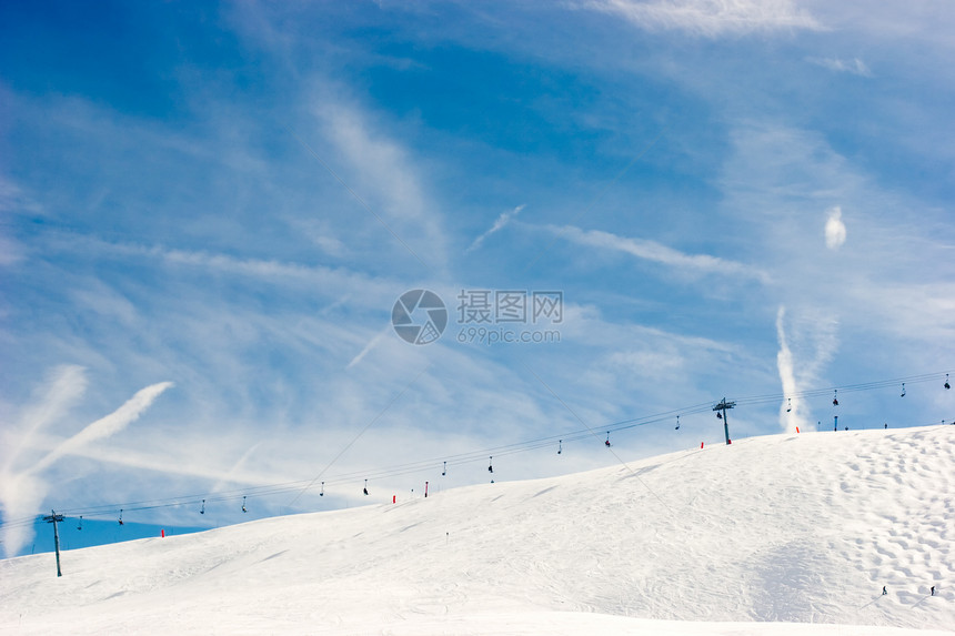 电话晴天风景假期季节高山运输蓝色升降椅滑雪板戏剧性图片