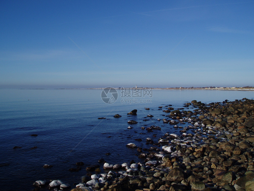 冬季日石头天空海滩海洋蓝色灯塔海岸图片