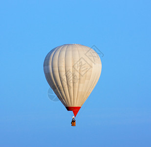 蓝色天空背景下的气球铃声车辆休闲红色重力绿色活动白色绳索篮子背景图片