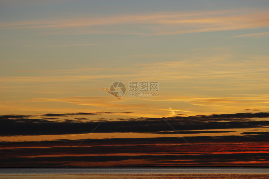 Falsterbo海滩日落橙子蓝色海浪天空黑色太阳图片