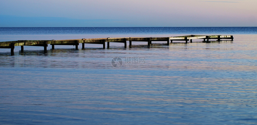 Falsterbo海滩日落天空蓝色黑色橙子海浪太阳图片