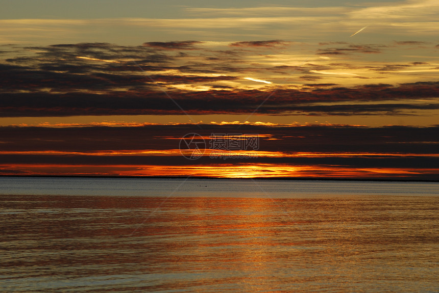 Falsterbo海滩日落橙子太阳海浪天空蓝色黑色图片