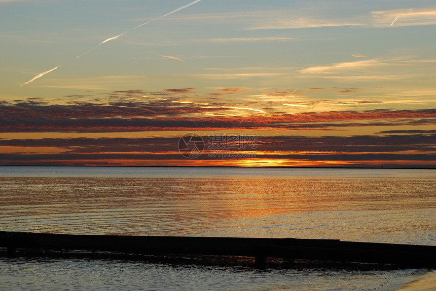 Falsterbo海滩日落海浪太阳天空蓝色橙子黑色图片