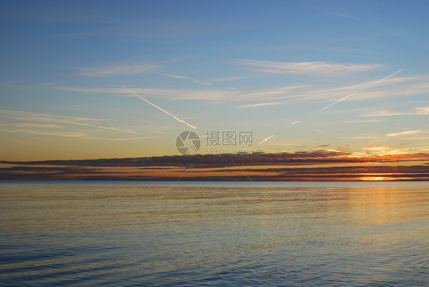 Falsterbo海滩日落黑色蓝色天空橙子太阳海浪图片
