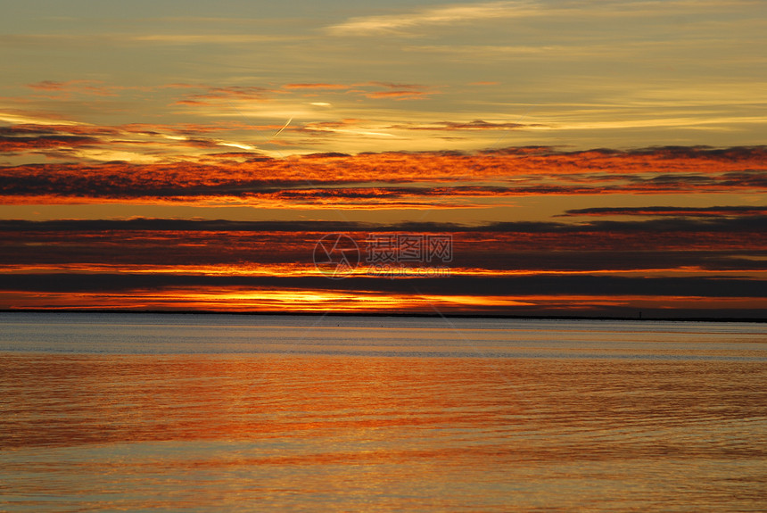 Falsterbo海滩日落天空橙子蓝色黑色海浪太阳图片