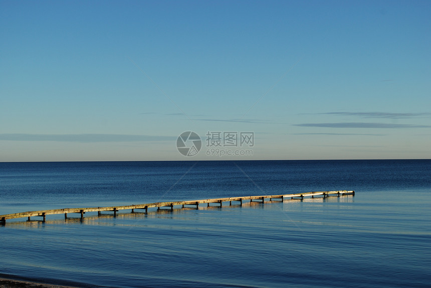 日落在沙滩上蓝色黑色天空海浪橙子太阳海滩图片