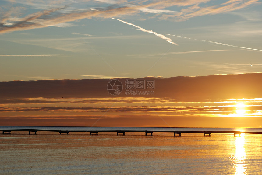 日落在法尔斯特博海滩上黑色天空海浪蓝色橙子太阳海滩图片